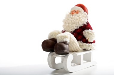 Beyaz arka plan üzerinde izole kızak üzerinde oturup Noel Baba