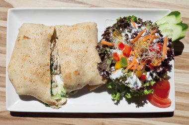 Sebze ile dolu ve karışık krepten elbiseler yakın salata