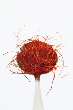 Kaşık beyaz arka planı, yakın u kırmızı biber konuları tam