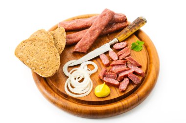 Landjaeger sosis, soğan halkaları, hardal ve ekmek