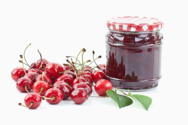 Kiraz kiraz kavanoz yanında beyaz arka plan üzerinde jam, yakın çekim
