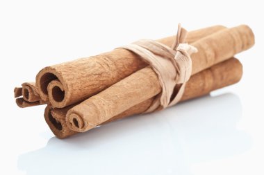 Beyaz arka plan üzerinde paketlenmiş tarçın