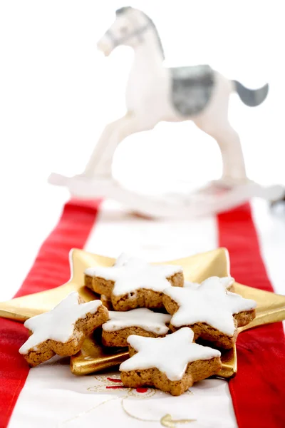 Зірки кориці, різдвяне печиво на тарілці — стокове фото
