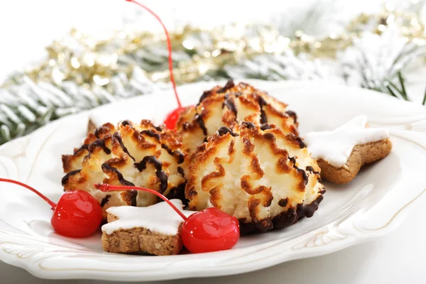 Coco macaroons, canela estrela biscoitos de Natal no prato — Fotografia de Stock