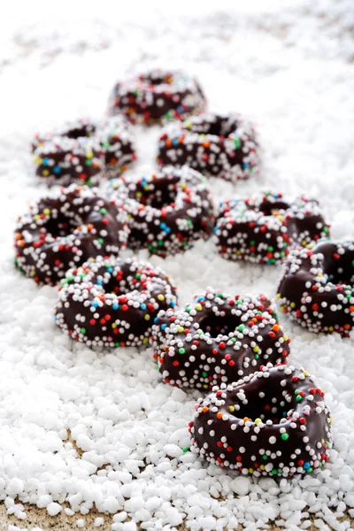 Anneaux fondant au chocolat sur sucre glace — Photo