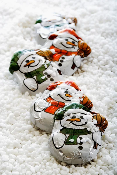 Завернутые шоколадные снеговики на сахаре — стоковое фото