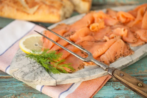 Primer plano de embutidos marinados de salmón con tenedor —  Fotos de Stock