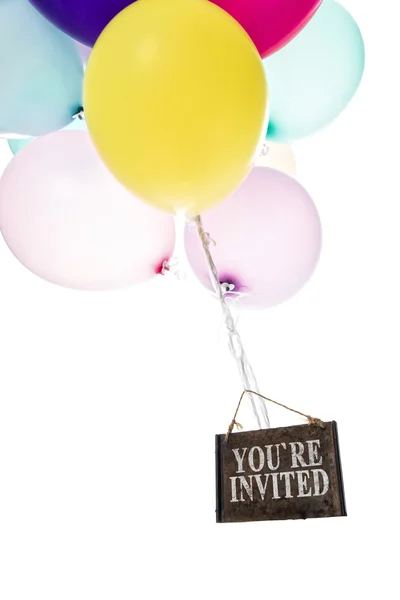 Kleurrijke ballonnen, oude ondertekenen, u bent uitgenodigd — Stockfoto