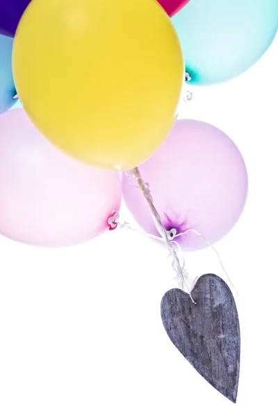 Kleurrijke ballonnen, houten hart, kopiëren ruimte — Stockfoto