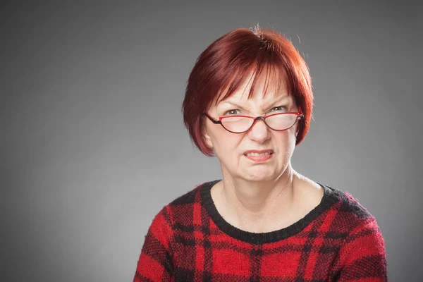 Mujer pelirroja, retrato, expresión facial, cítico, arrugas —  Fotos de Stock