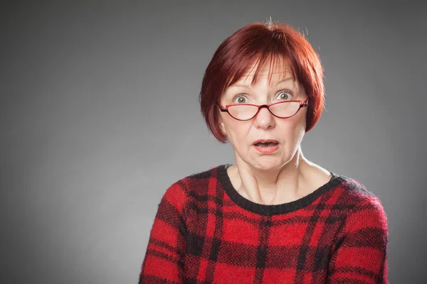 Rödhårig kvinna, stående, ansiktsuttryck, förvånad — Stockfoto