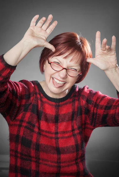 Vörös hajú nő, portré, szórakozni, kilóg a tonna — Stock Fotó