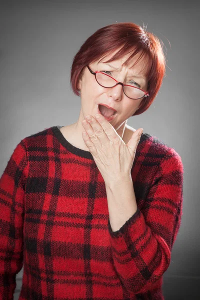 Rödhårig kvinna, stående, ansiktsuttryck, gäspningar — Stockfoto