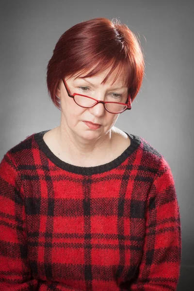 Roodharige vrouw, portret, gelaatsuitdrukking, op zoek naar beneden, hop — Stockfoto