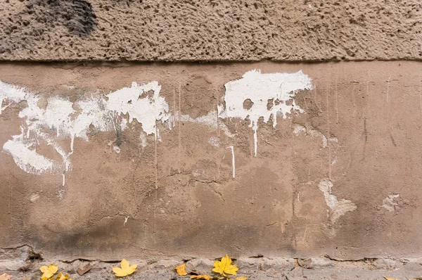 Muro esterno decaduto, fondazione marrone con spruzzi di colore bianco — Foto Stock