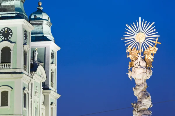 Austria, Linz, Catedral antigua con columna de la Trinidad —  Fotos de Stock