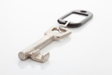 Beyaz arka plan üzerinde anahtar halkası ile anahtar