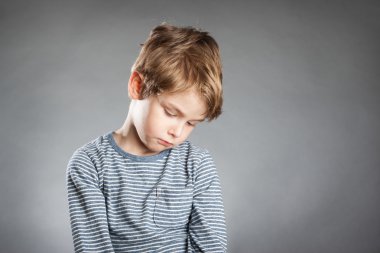 Çocuk, duygu, üzüntü, gri arka plan portresi