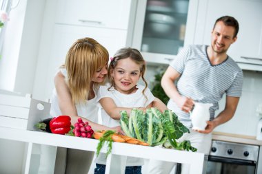 Mutfakta taze sebze ile genç aile