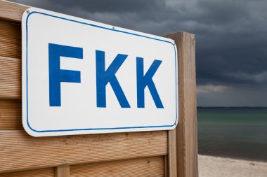 Almanya'nın kuzeyinde Schleswig-Holstein, Baltık Denizi, işareti Fkk Beach