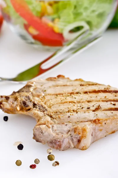 Costeleta de porco grelhada, pimenta, garfo de carne — Fotografia de Stock