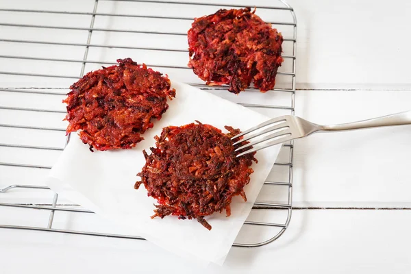 Bedroot rösti på nätet, vegan — Stockfoto