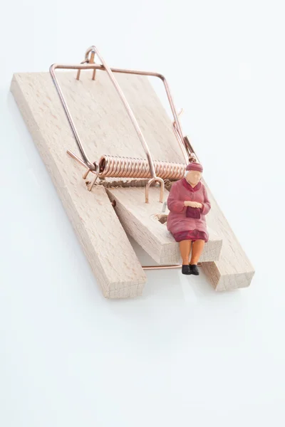 Figurina da mulher pensionista na ratoeira — Fotografia de Stock
