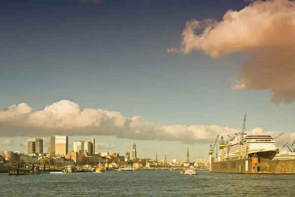 Německo, Hamburg, panoráma od řeky Labe — Stock fotografie