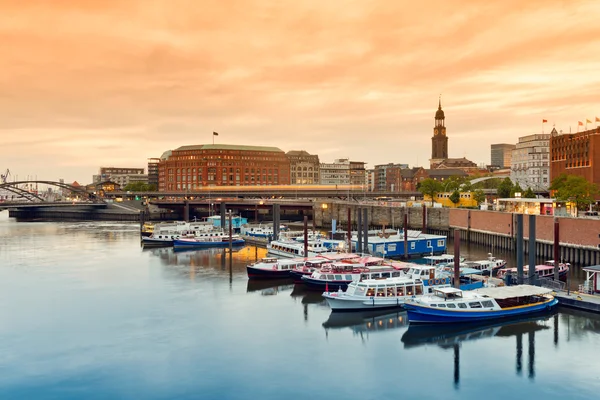 Deutschland, hamburg, binnenhafen, denkmal st. michael 's church in — Stockfoto