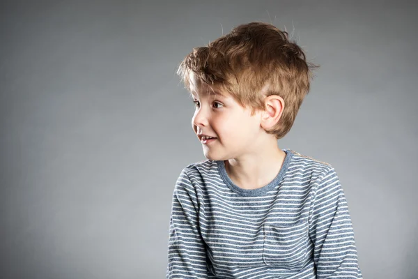 Retrato de menino, emoção, espantado, fundo cinza — Fotografia de Stock