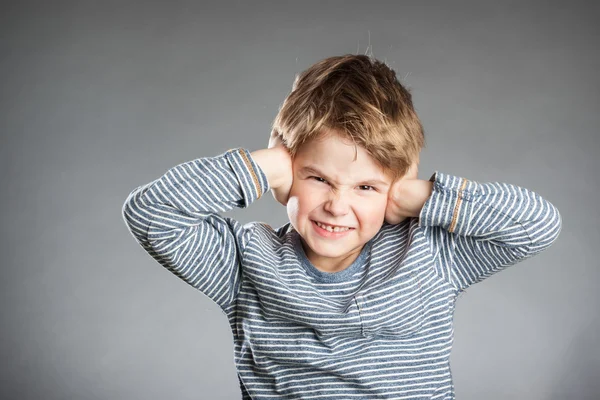 Retrato de menino, não ouvir mal, fundo cinza — Fotografia de Stock