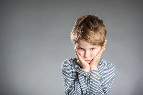 Портрет хлопчика, емоції, кидання, сірий фон — стокове фото