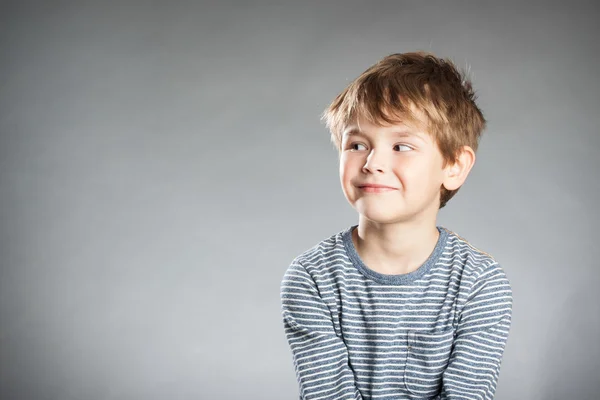 Portrét chlapce, emoce, zvědavý, šedé pozadí — Stock fotografie