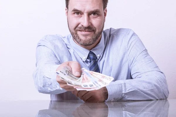 Negócio dando dinheiro para câmera, Euro notas bancárias . — Fotografia de Stock