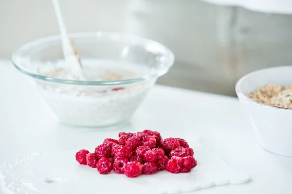 Framboesas vermelhas, muesli tigela no fundo — Fotografia de Stock