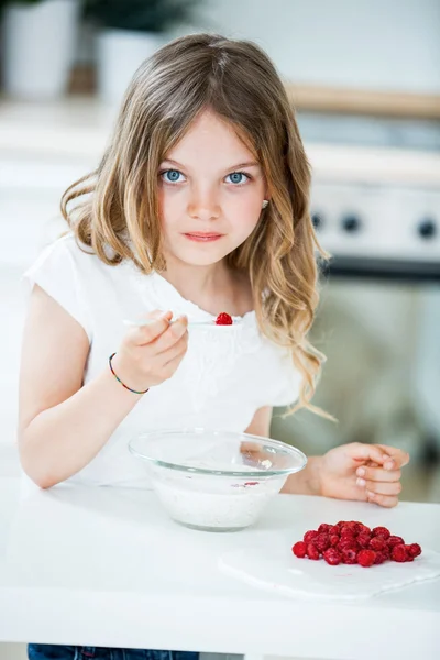 Chica joven comiendo muesli con frambuesas —  Fotos de Stock