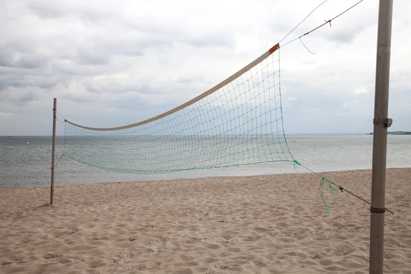 Deutschland, schleswig-holstein, baltikum, volleyballnetz am strand — Stockfoto