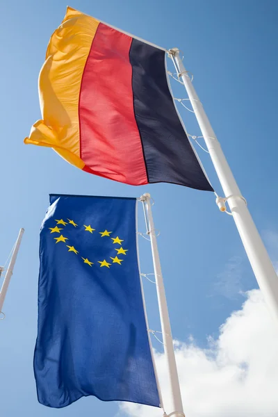 Német zászló és az európai zászló — Stock Fotó