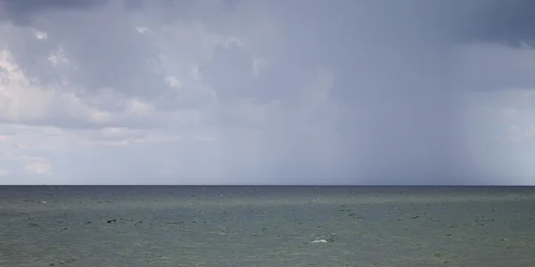 ドイツ、シュレースヴィヒ = ホルシュタイン州、バルト海、雨の雲、パノラマ — ストック写真