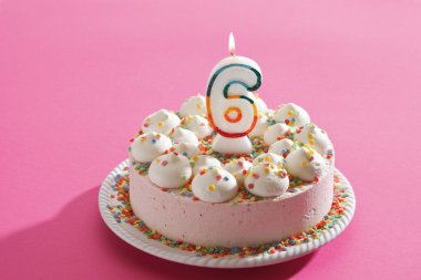 Yanan mumlu doğum günü pastası