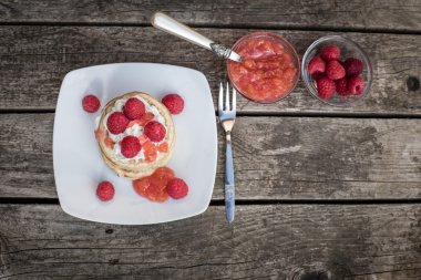 Ahududu ve nektarin krem, Ahududu reçeli ile Pancakes