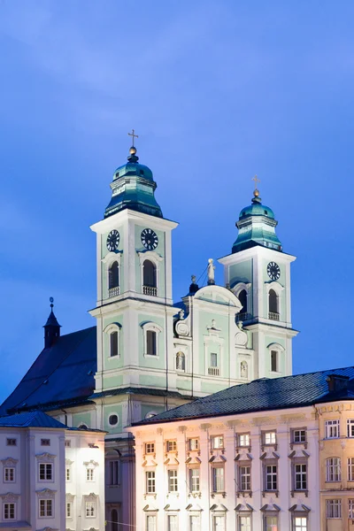 Austria, Linz, Catedral antigua con columna de la Trinidad — Foto de Stock