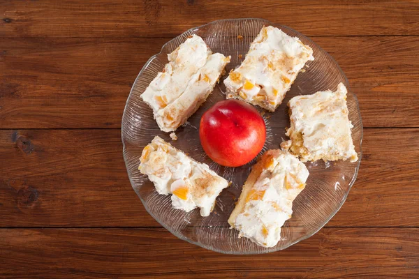 Pedazo de pastel de nectarina y nectarina en el plato —  Fotos de Stock