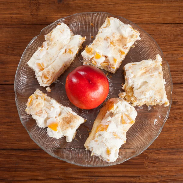 Pedaço de bolo de creme de nectarina e nectarina no prato — Fotografia de Stock