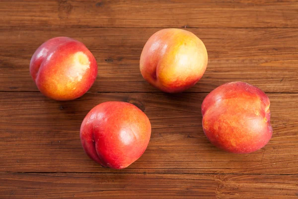 Nectarines op hout — Stockfoto