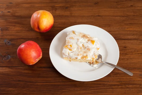 Pedaço de bolo de creme de nectarina no prato, nectarinas — Fotografia de Stock