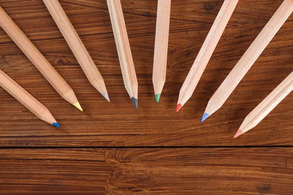 Buntstifte auf Holz — Stockfoto