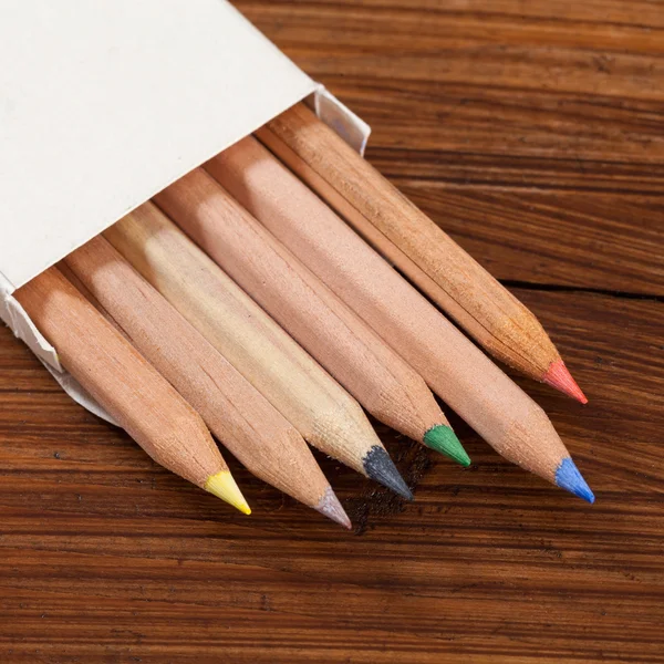 Crayons de couleur sur bois — Photo