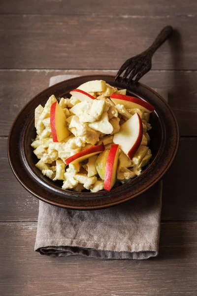 Curry blomkål sallad med äpplen, vegan — Stockfoto