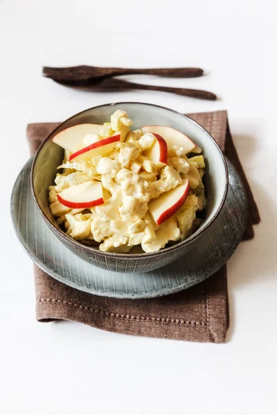 Ensalada de coliflor al curry con manzanas, vegetariana — Foto de Stock